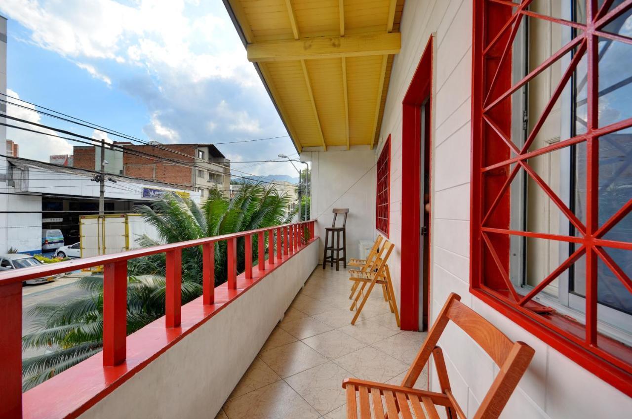 The Wandering Paisa Hostel Medellin Exterior photo